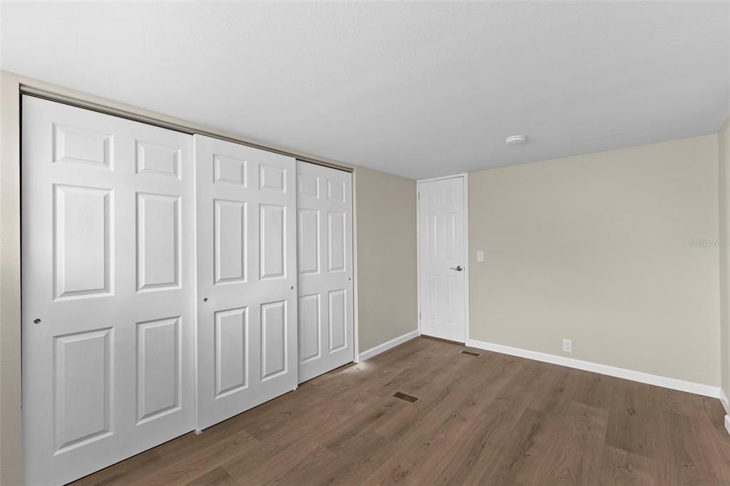 For Sale: $285,000 (2 beds, 1 baths, 930 Square Feet)