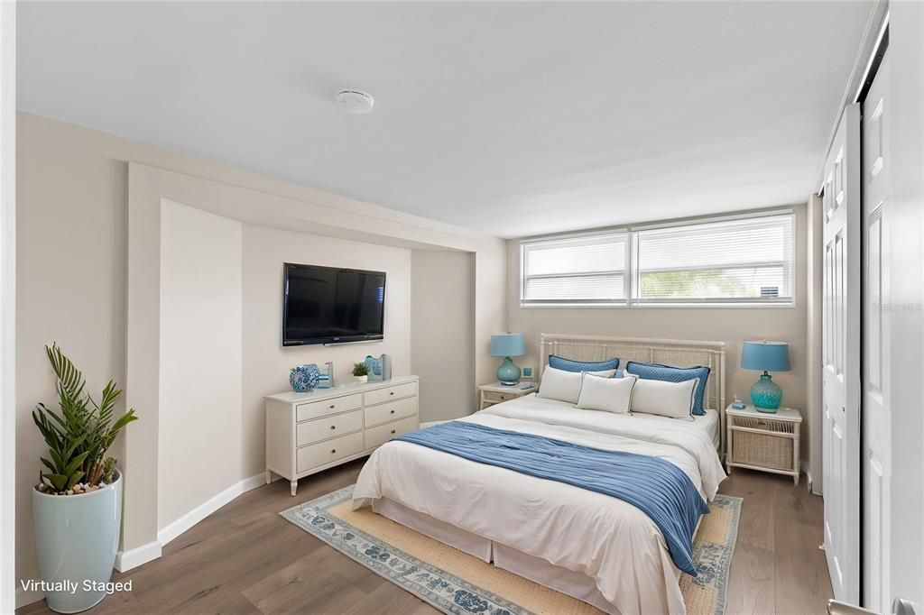 For Sale: $285,000 (2 beds, 1 baths, 930 Square Feet)