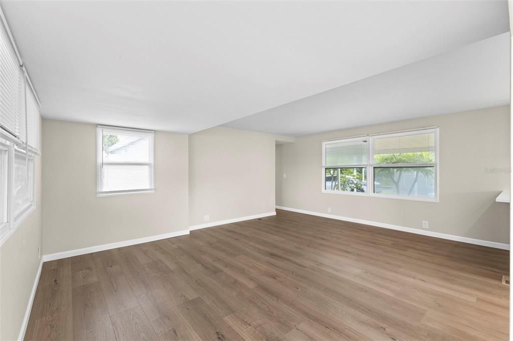 For Sale: $285,000 (2 beds, 1 baths, 930 Square Feet)