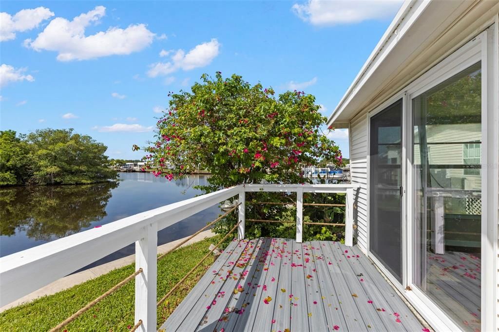 For Sale: $285,000 (2 beds, 1 baths, 930 Square Feet)
