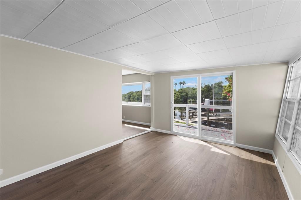 For Sale: $285,000 (2 beds, 1 baths, 930 Square Feet)