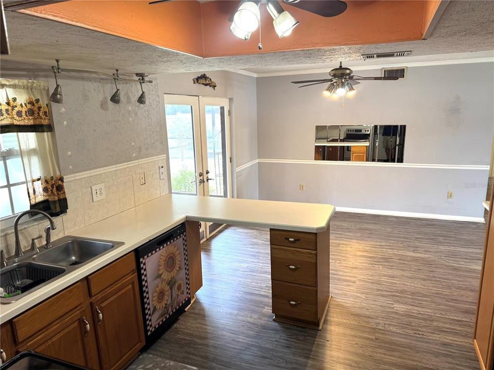 For Sale: $384,900 (3 beds, 2 baths, 1460 Square Feet)