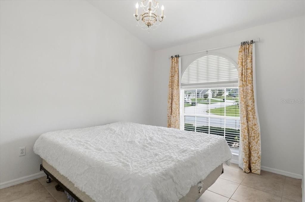 Activo con contrato: $385,000 (3 camas, 2 baños, 2062 Pies cuadrados)