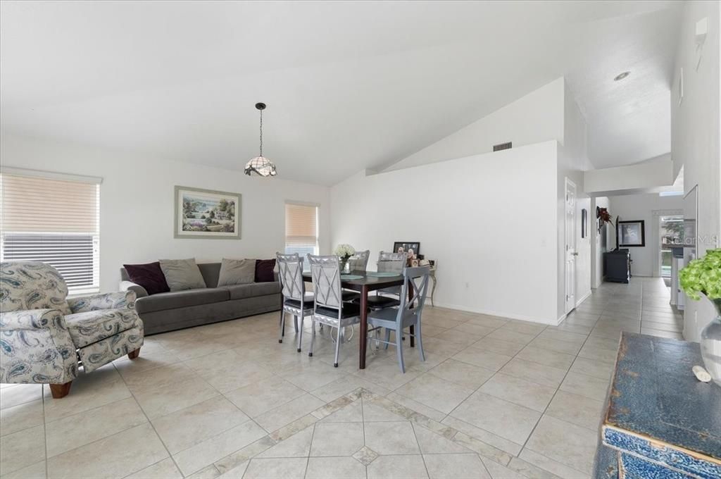 Activo con contrato: $385,000 (3 camas, 2 baños, 2062 Pies cuadrados)