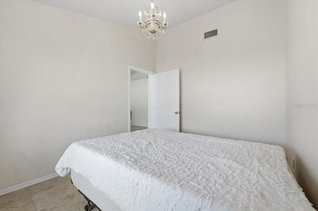 Activo con contrato: $385,000 (3 camas, 2 baños, 2062 Pies cuadrados)