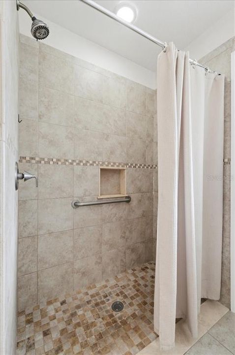 Activo con contrato: $385,000 (3 camas, 2 baños, 2062 Pies cuadrados)