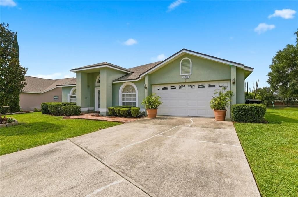 Activo con contrato: $385,000 (3 camas, 2 baños, 2062 Pies cuadrados)
