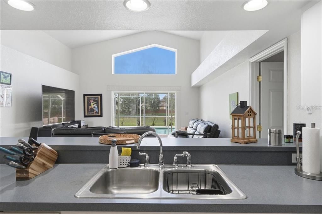 Activo con contrato: $385,000 (3 camas, 2 baños, 2062 Pies cuadrados)
