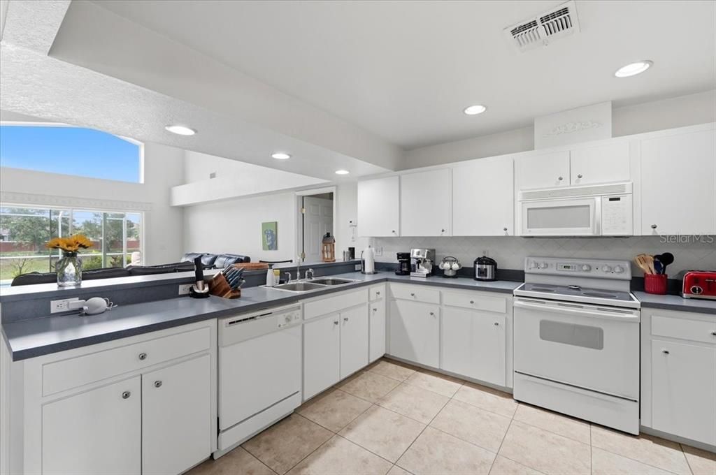 Activo con contrato: $385,000 (3 camas, 2 baños, 2062 Pies cuadrados)