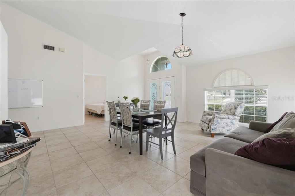 Activo con contrato: $385,000 (3 camas, 2 baños, 2062 Pies cuadrados)