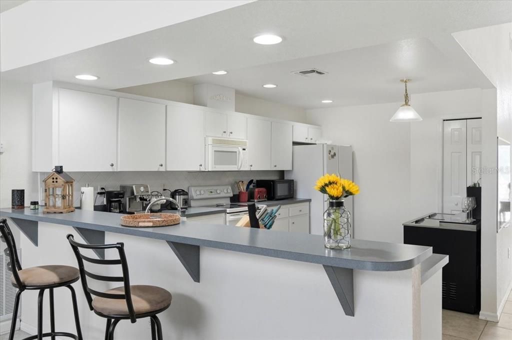 Activo con contrato: $385,000 (3 camas, 2 baños, 2062 Pies cuadrados)