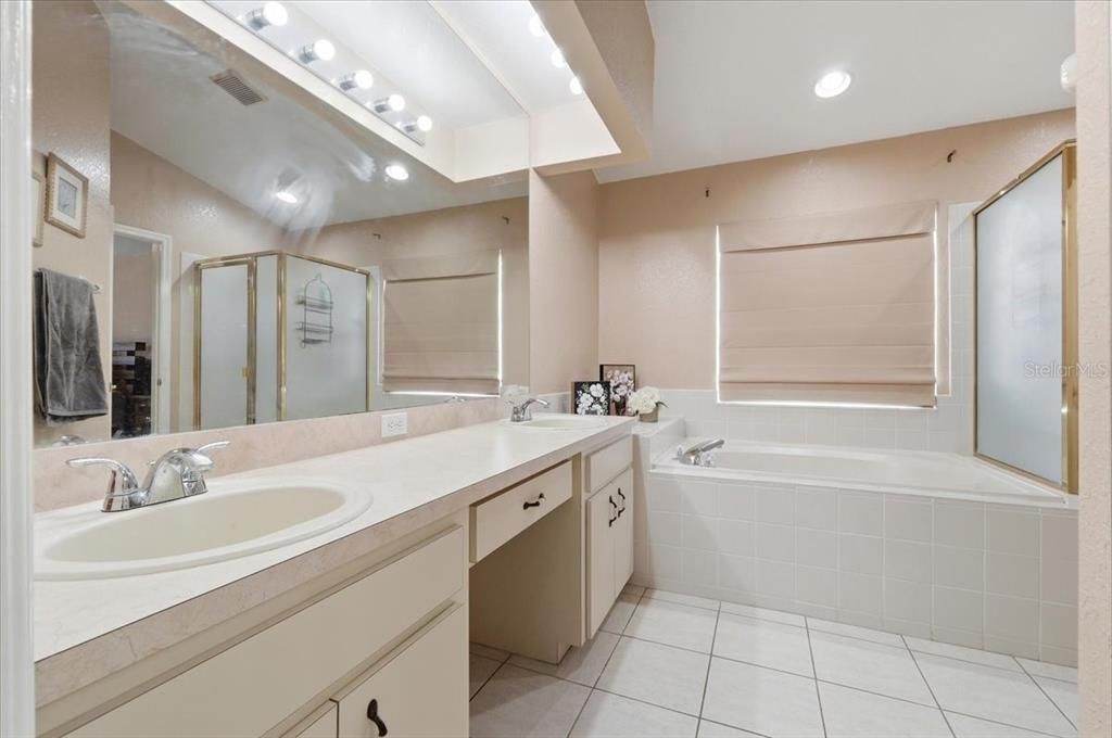 Activo con contrato: $385,000 (3 camas, 2 baños, 2062 Pies cuadrados)