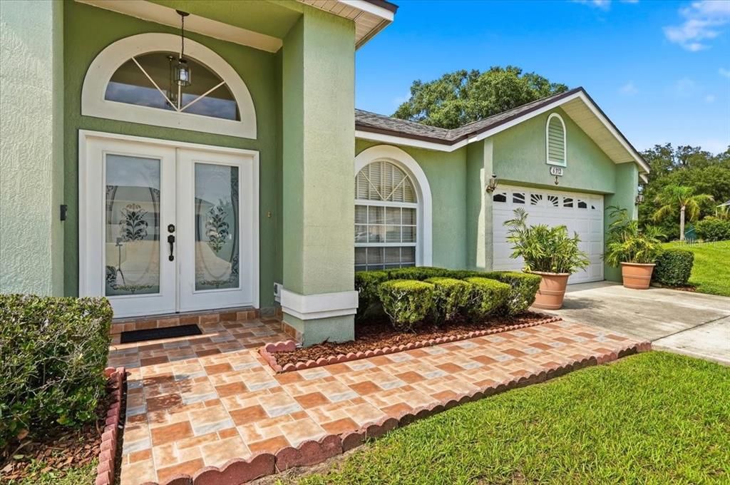 Activo con contrato: $385,000 (3 camas, 2 baños, 2062 Pies cuadrados)
