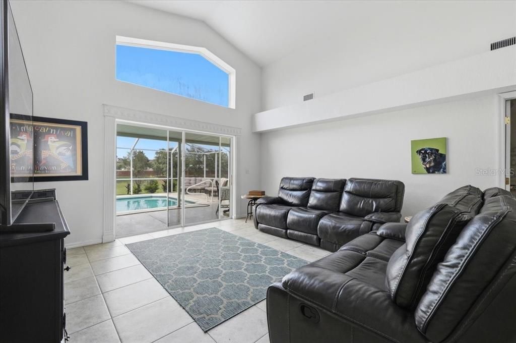 Activo con contrato: $385,000 (3 camas, 2 baños, 2062 Pies cuadrados)