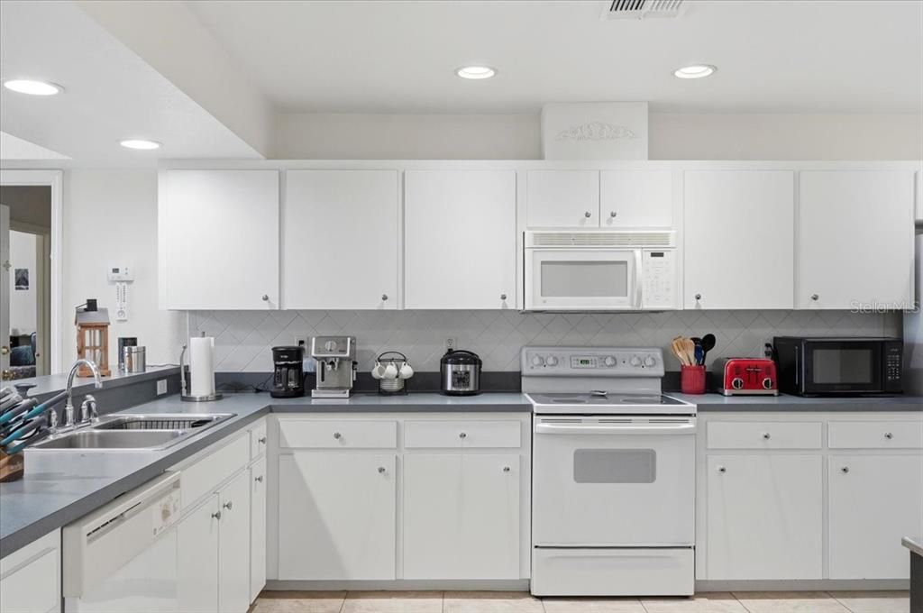 Activo con contrato: $385,000 (3 camas, 2 baños, 2062 Pies cuadrados)
