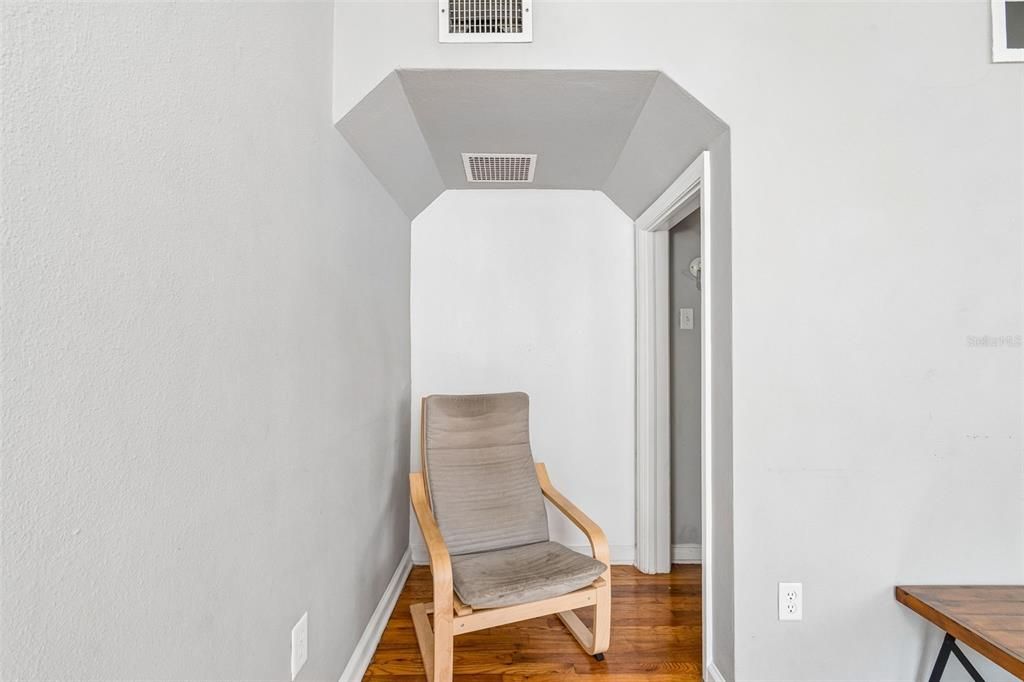 For Rent: $1,850 (2 beds, 1 baths, 1848 Square Feet)