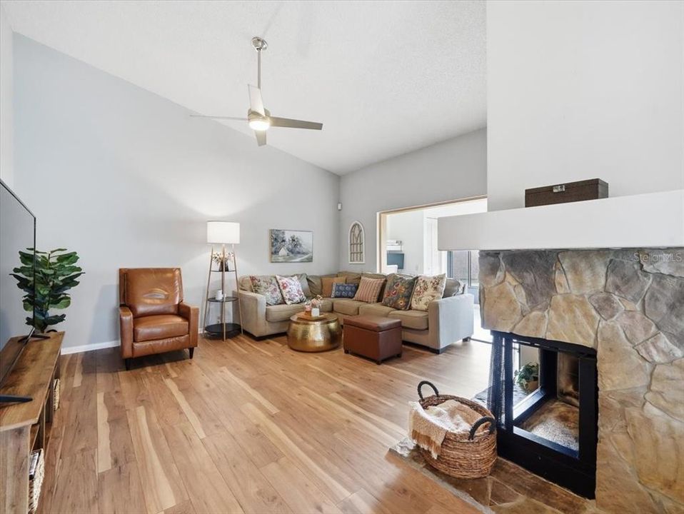 For Sale: $299,000 (2 beds, 2 baths, 1260 Square Feet)