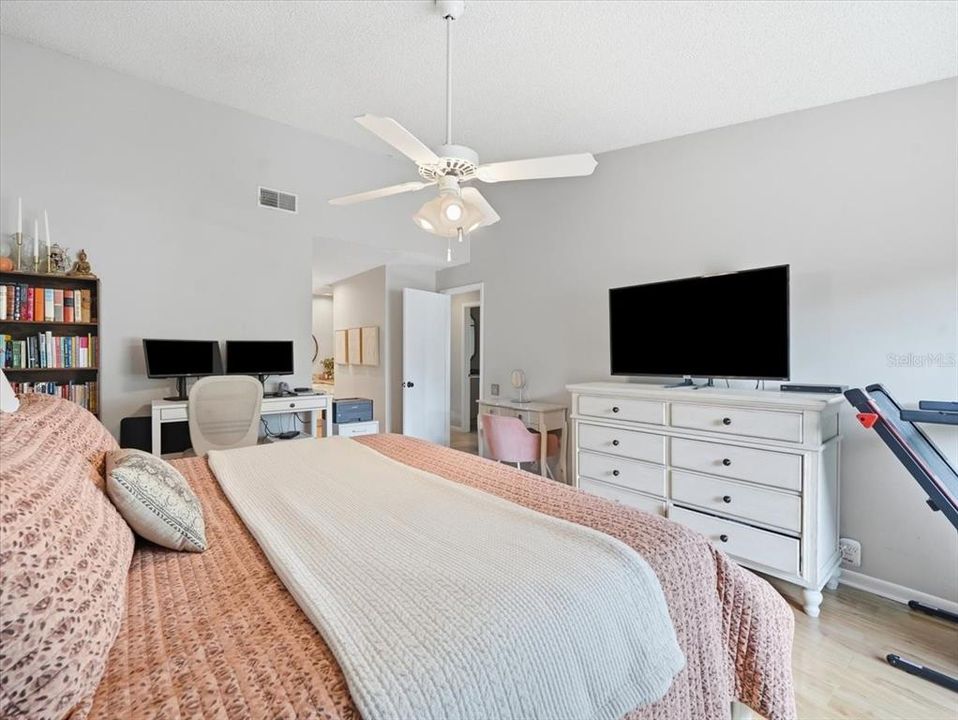 For Sale: $299,000 (2 beds, 2 baths, 1260 Square Feet)