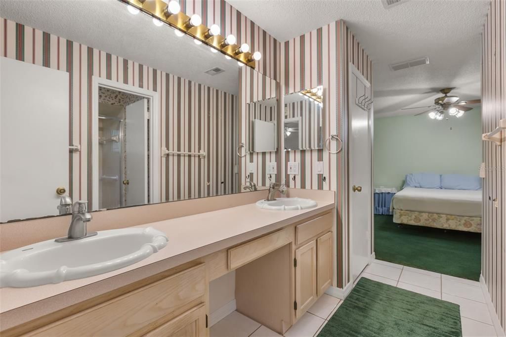 Activo con contrato: $369,900 (4 camas, 2 baños, 1853 Pies cuadrados)