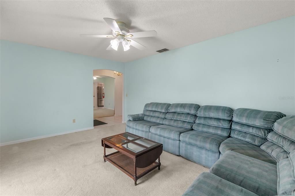 Activo con contrato: $369,900 (4 camas, 2 baños, 1853 Pies cuadrados)