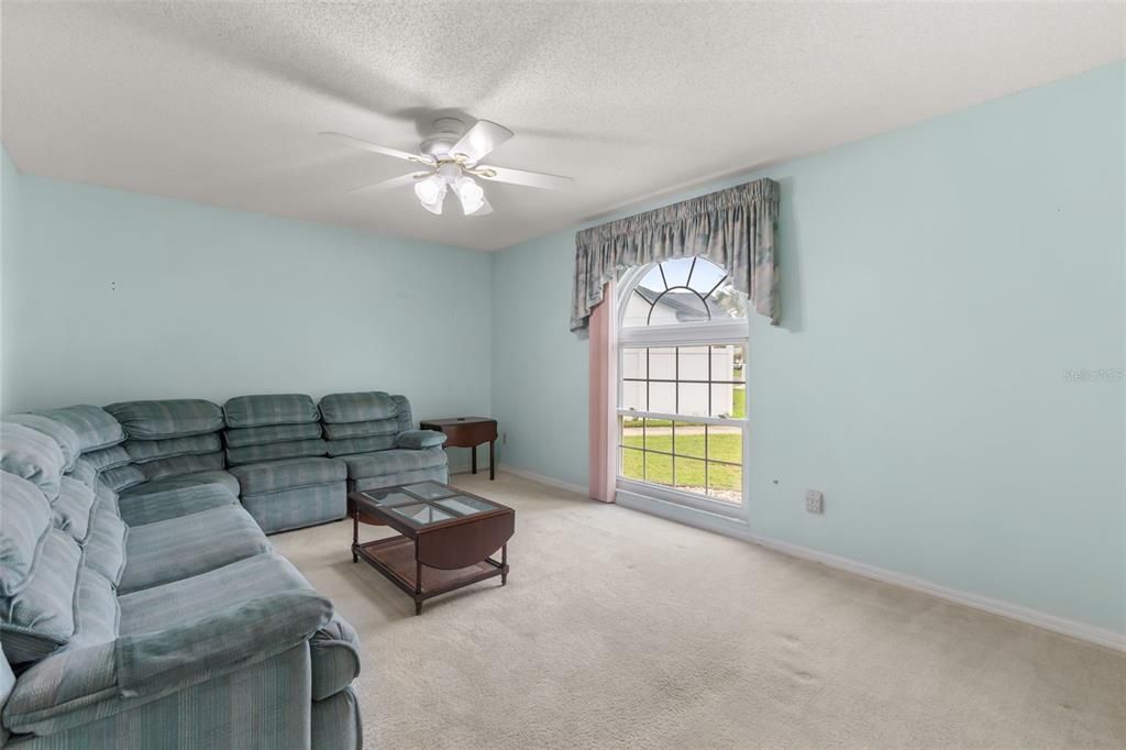 Activo con contrato: $369,900 (4 camas, 2 baños, 1853 Pies cuadrados)