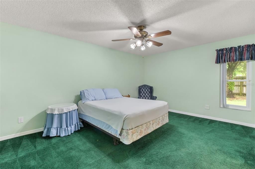 Activo con contrato: $369,900 (4 camas, 2 baños, 1853 Pies cuadrados)