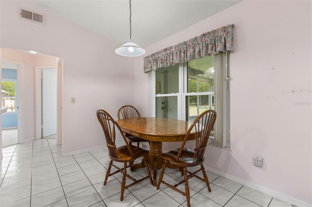 Activo con contrato: $369,900 (4 camas, 2 baños, 1853 Pies cuadrados)
