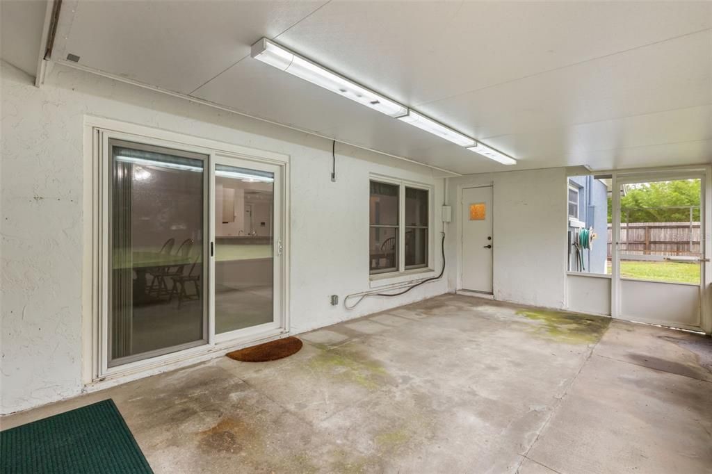 Activo con contrato: $369,900 (4 camas, 2 baños, 1853 Pies cuadrados)