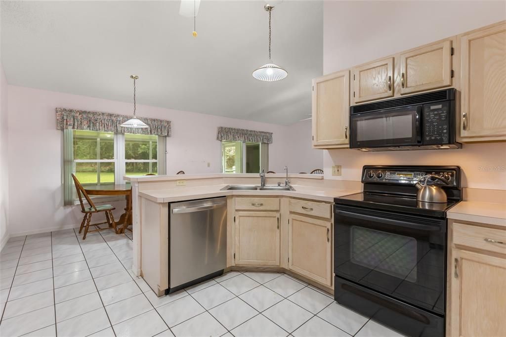 Activo con contrato: $369,900 (4 camas, 2 baños, 1853 Pies cuadrados)