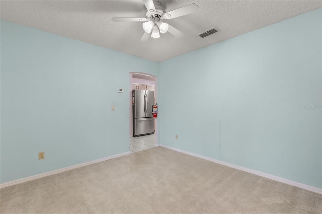 Activo con contrato: $369,900 (4 camas, 2 baños, 1853 Pies cuadrados)