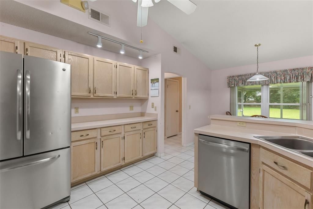 Activo con contrato: $369,900 (4 camas, 2 baños, 1853 Pies cuadrados)