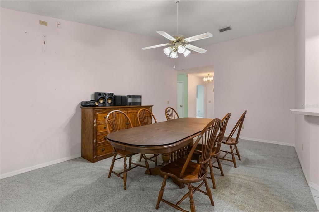 Activo con contrato: $369,900 (4 camas, 2 baños, 1853 Pies cuadrados)