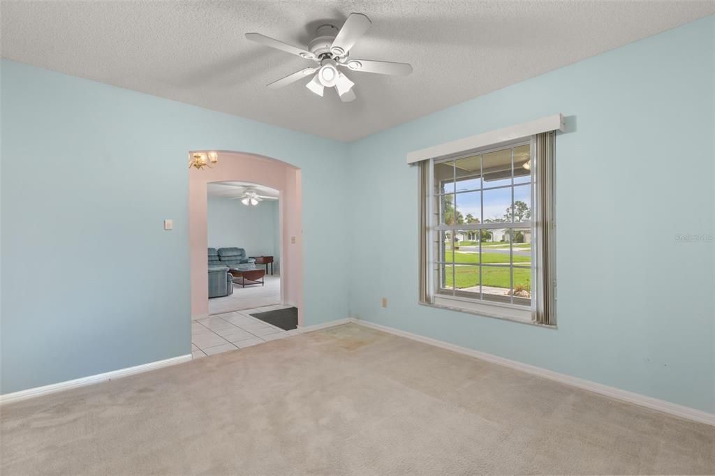 Activo con contrato: $369,900 (4 camas, 2 baños, 1853 Pies cuadrados)