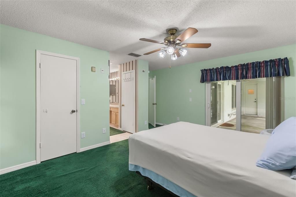 Activo con contrato: $369,900 (4 camas, 2 baños, 1853 Pies cuadrados)