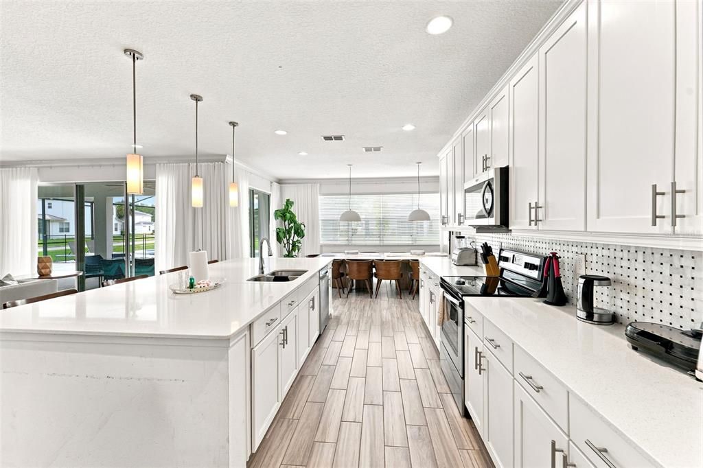 For Sale: $929,000 (7 beds, 6 baths, 4422 Square Feet)