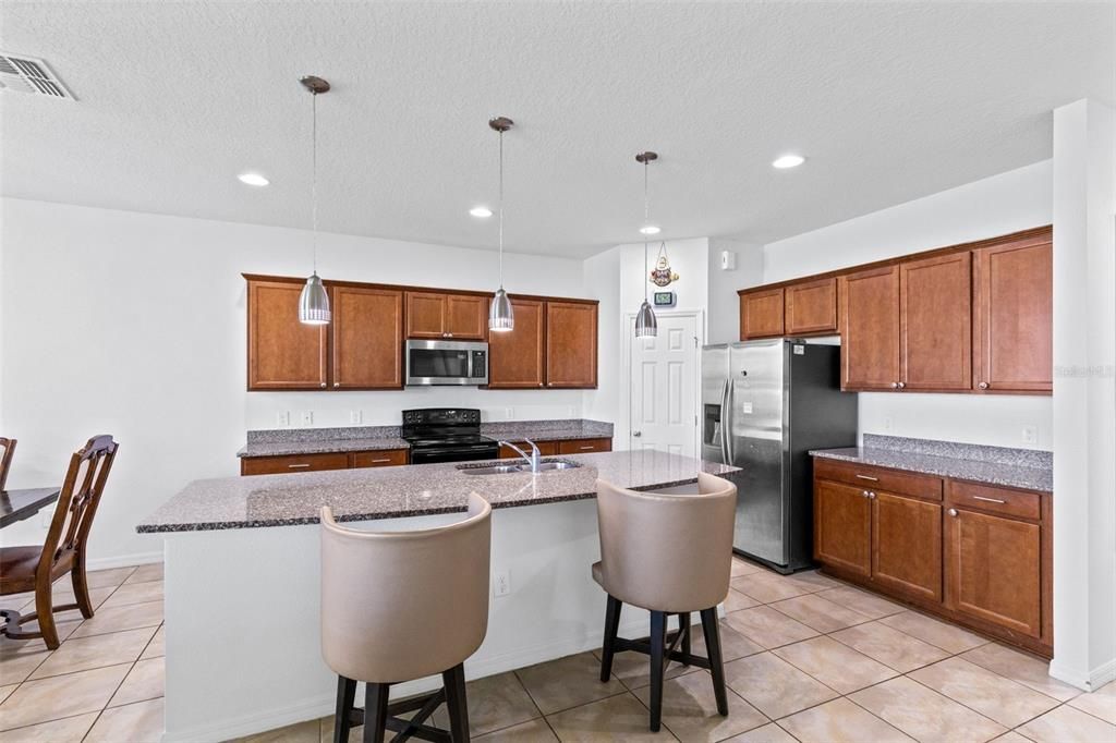 En Venta: $465,000 (4 camas, 2 baños, 2820 Pies cuadrados)