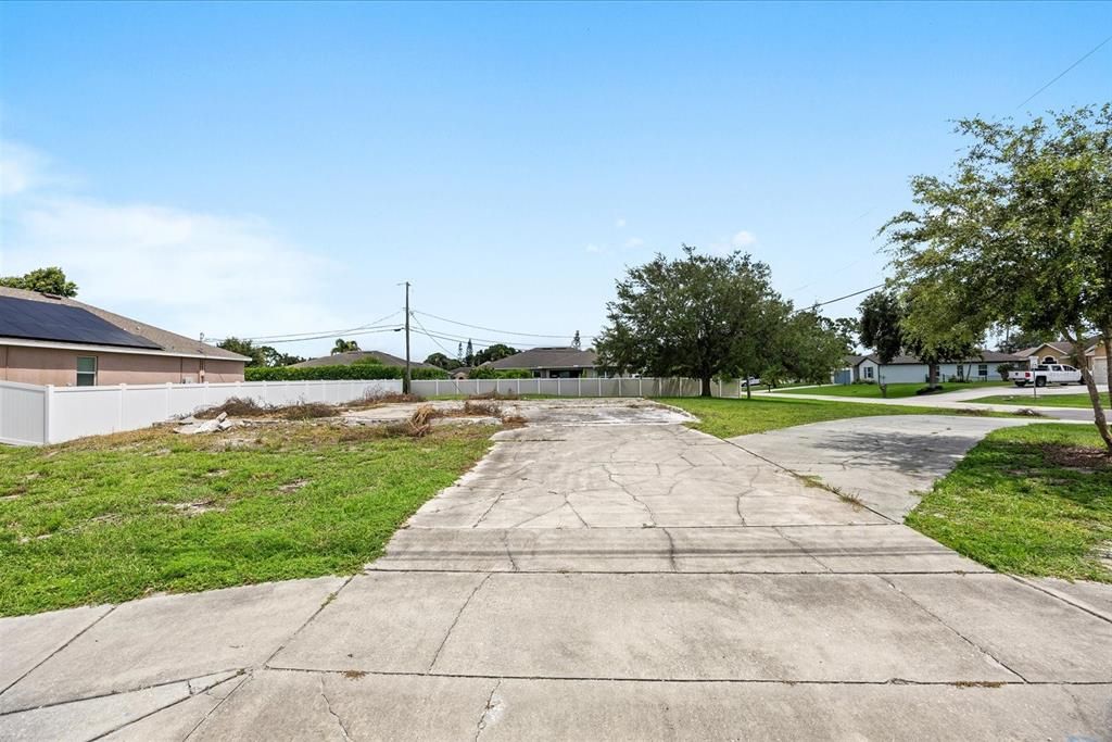 На продажу: $159,990 (0.28 acres)