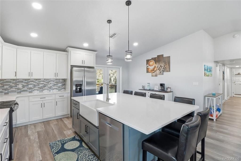 En Venta: $940,000 (4 camas, 2 baños, 1956 Pies cuadrados)
