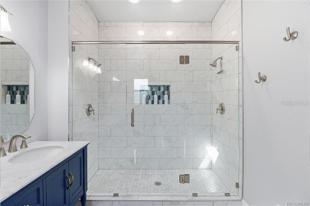 En Venta: $940,000 (4 camas, 2 baños, 1956 Pies cuadrados)