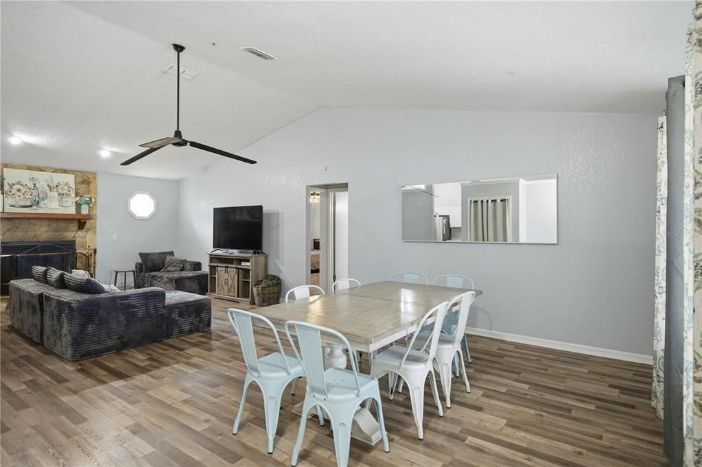 En Venta: $435,000 (3 camas, 2 baños, 1936 Pies cuadrados)