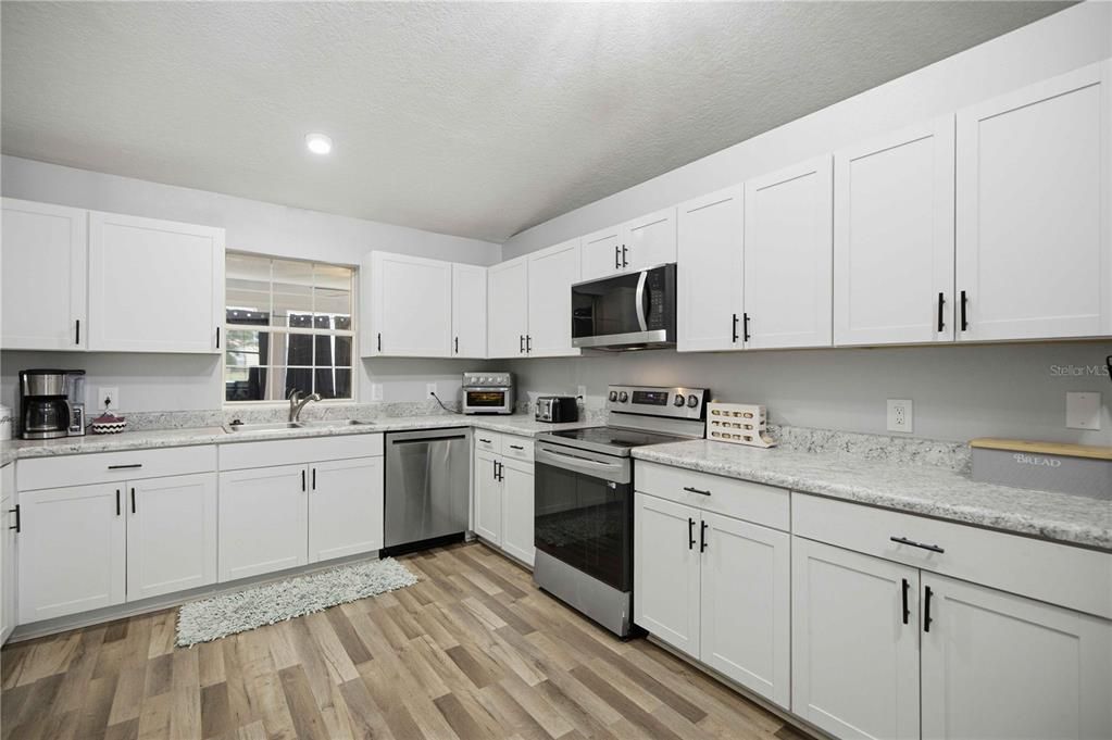 En Venta: $435,000 (3 camas, 2 baños, 1936 Pies cuadrados)
