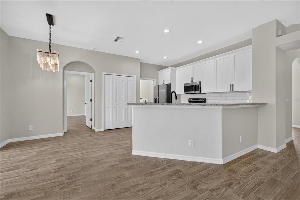 Active With Contract: $315,000 (3 beds, 2 baths, 1702 Square Feet)