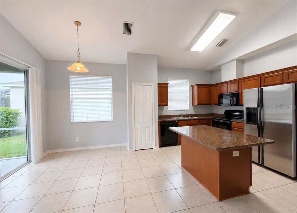 For Rent: $2,200 (3 beds, 2 baths, 1660 Square Feet)