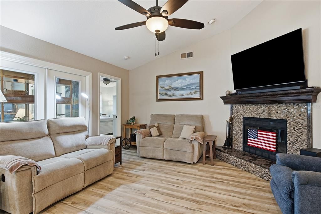 For Sale: $425,000 (2 beds, 2 baths, 1412 Square Feet)