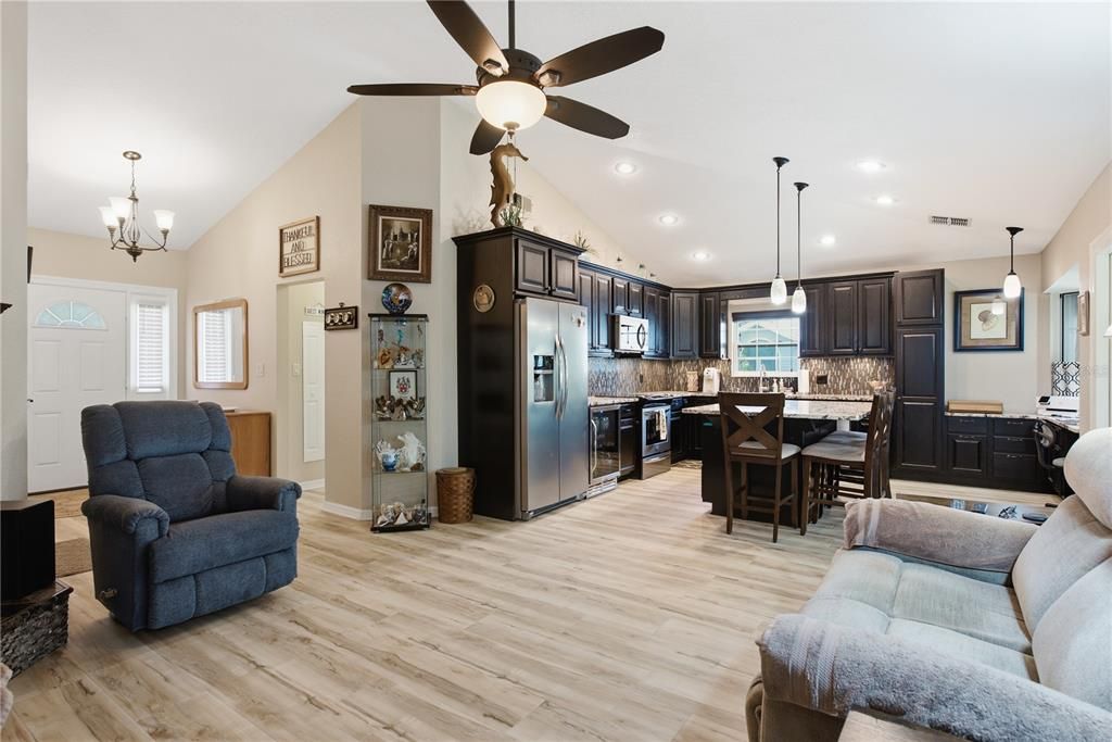 For Sale: $425,000 (2 beds, 2 baths, 1412 Square Feet)
