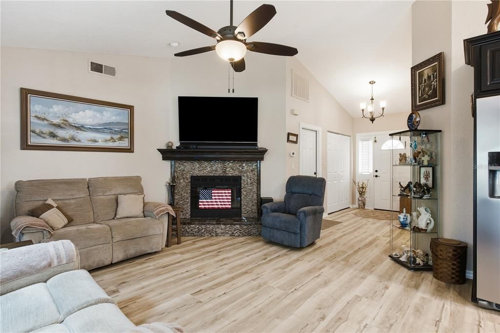 For Sale: $425,000 (2 beds, 2 baths, 1412 Square Feet)