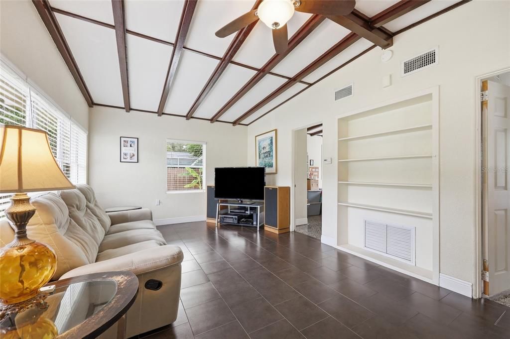 Activo con contrato: $240,000 (3 camas, 2 baños, 1053 Pies cuadrados)