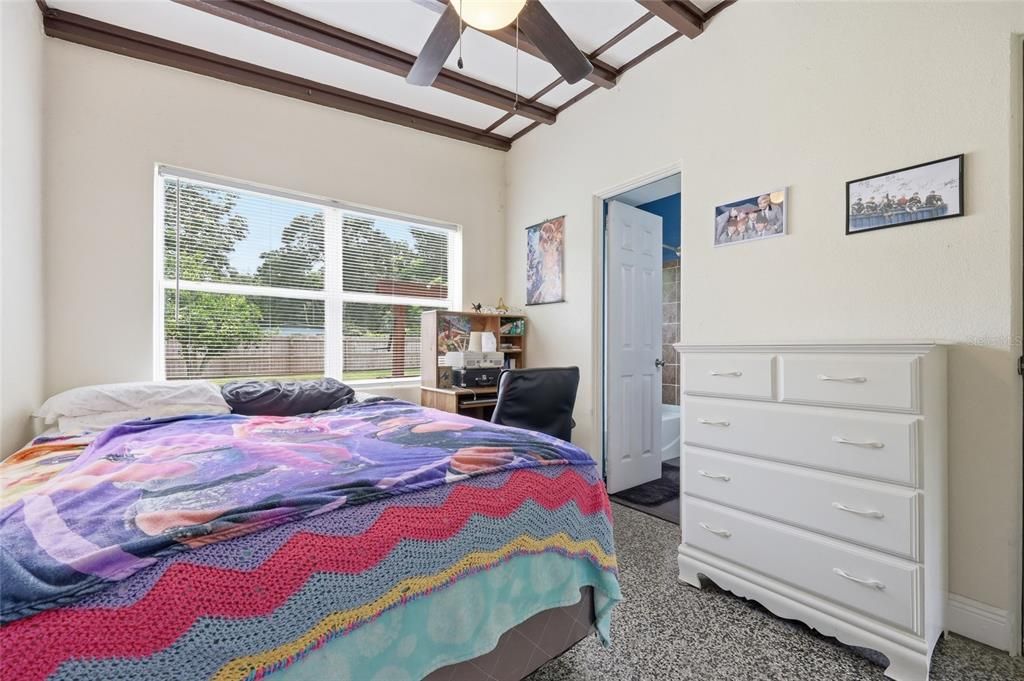 Activo con contrato: $240,000 (3 camas, 2 baños, 1053 Pies cuadrados)