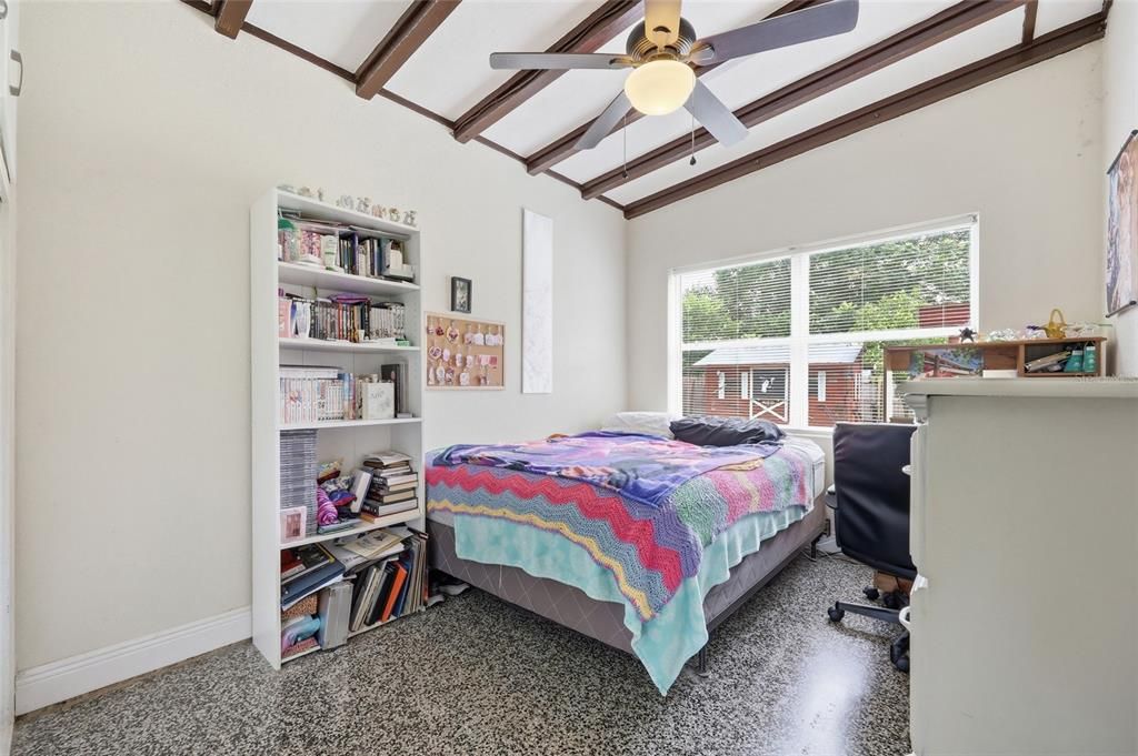 Activo con contrato: $240,000 (3 camas, 2 baños, 1053 Pies cuadrados)