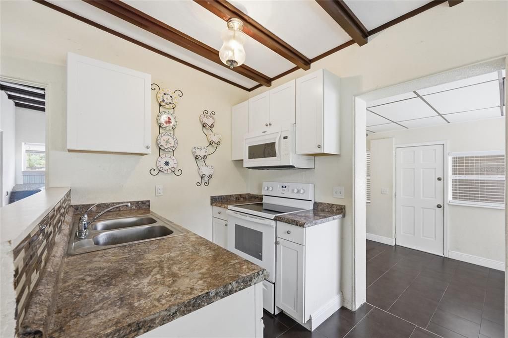 Activo con contrato: $240,000 (3 camas, 2 baños, 1053 Pies cuadrados)